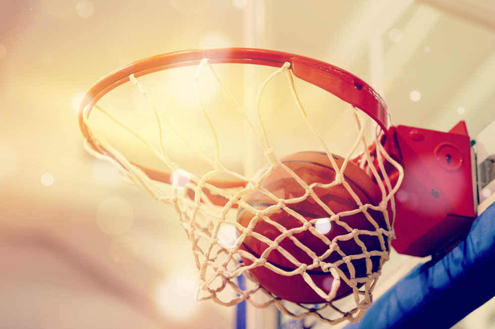 Orange,Basketball,Ball,Flying,Into,The,Basketball,Hoop Existem apostas NBA maximas
