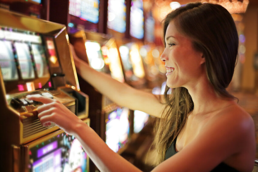 Asian,Woman,Gambling,In,Casino,Playing,On,Slot,Machines,Spending Sistemas de Seguranca usados nos Cassinos online legais