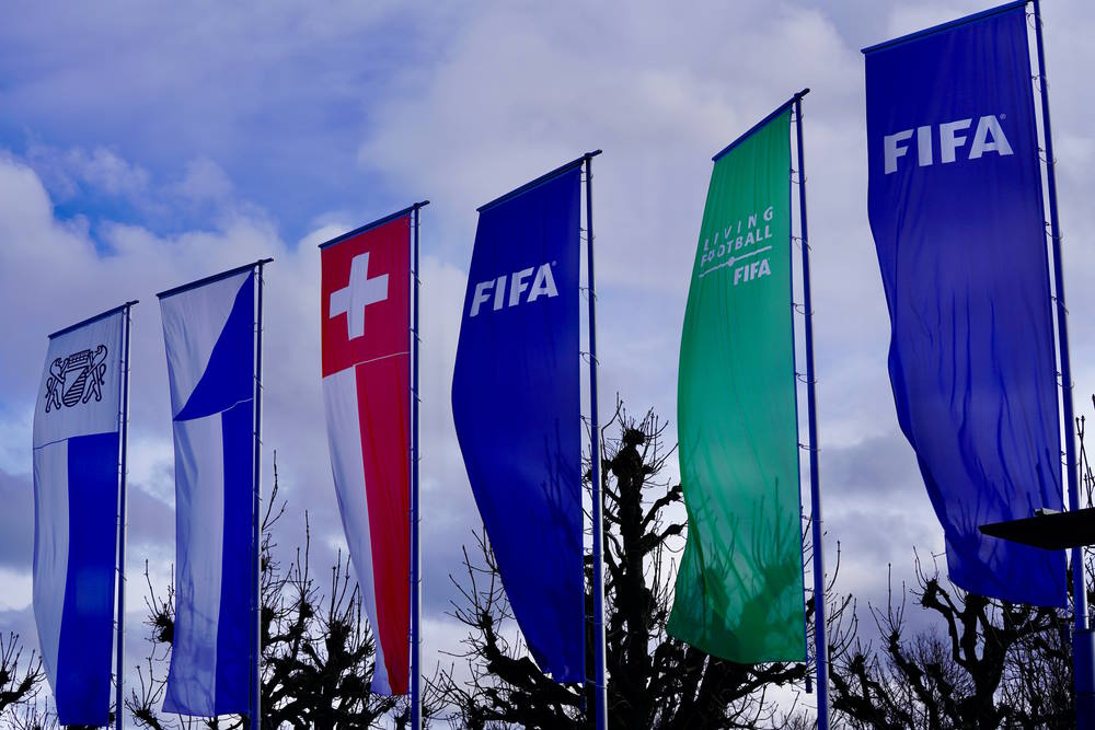 Bandeiras tremulando na entrada da sede da Fifa em Zurique fifa flags hq ch