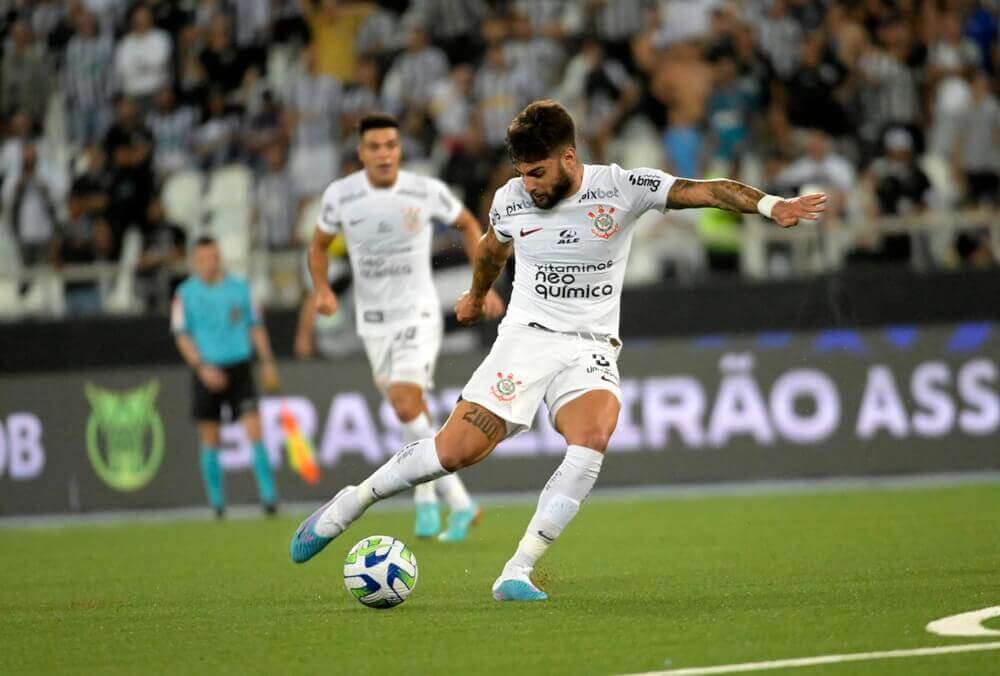 Após colocar um pé nas semifinais da Sula, Corinthians recebe o Atlético-GO tentando sair da região da degola do Brasileirão